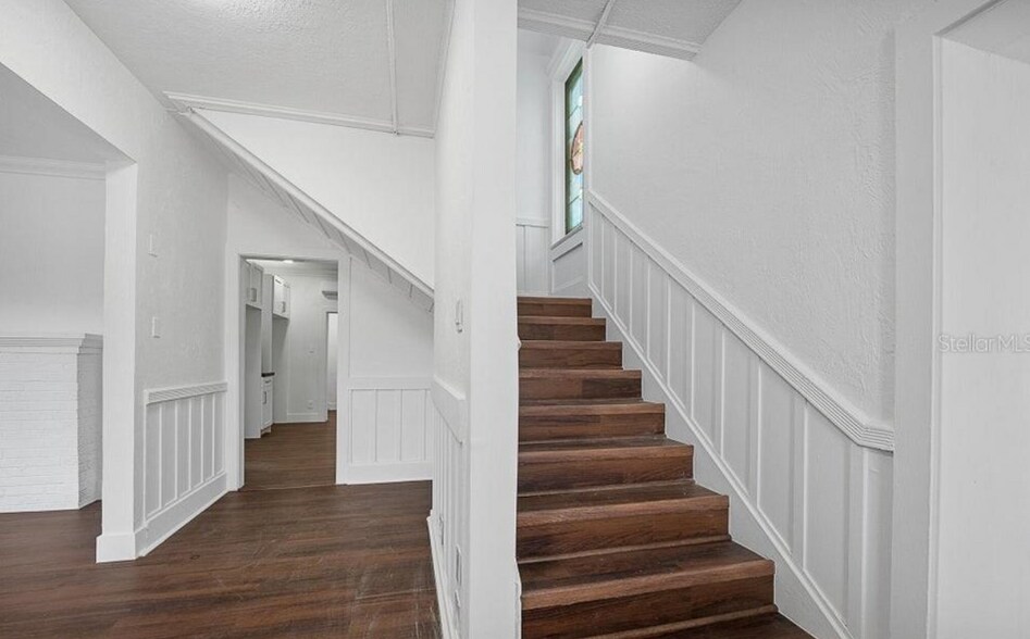 More Photos Of 934 S Ridgewood Ave, Daytona Beach Sorority Fraternity House For Sale
