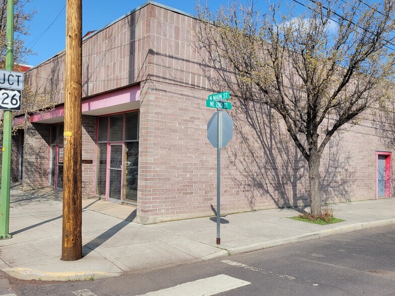 More Photos Of 137 NE 2nd St, Prineville Showroom For Sale