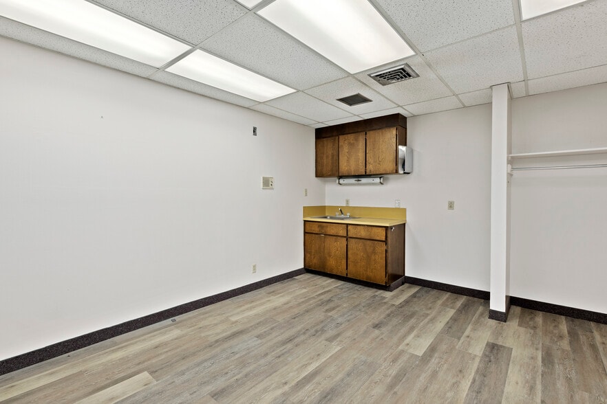 More Photos Of 1005 Main St, Buhl Storefront Retail Residential For Sale