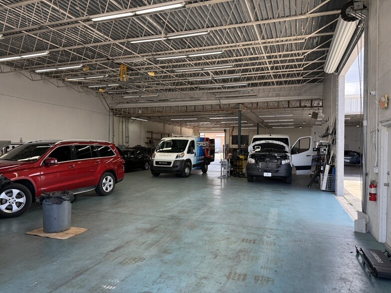 More Photos Of 917 15th Ave SE, Cape Coral Warehouse For Lease