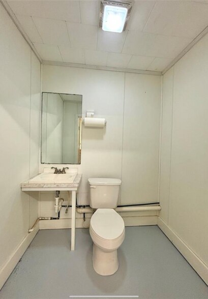 More Photos Of 110 N Zavalla St, Jasper Showroom For Sale