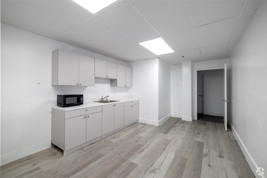 More Photos Of 5240-5260 NW 167th St, Miami Gardens Warehouse For Lease