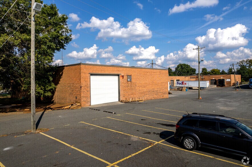 More Photos Of 227-325 Crompton St, Charlotte Warehouse For Lease