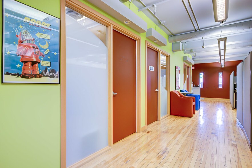 More Photos Of 75 Prom Du Portage, Gatineau Storefront Retail Office For Sale