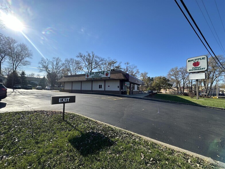 More Photos Of 1427 W Galena Ave, Freeport Restaurant For Sale