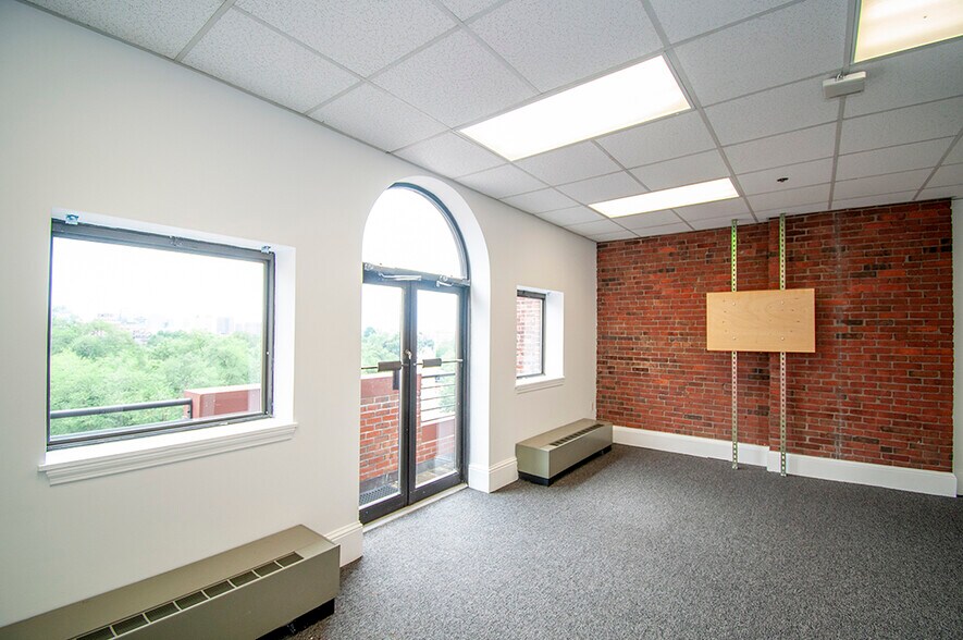 More Photos Of 2 Park Plz, Boston Office For Lease