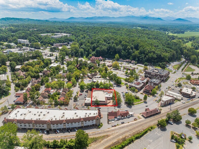 More Photos Of 10 Biltmore Plz, Asheville Restaurant For Lease