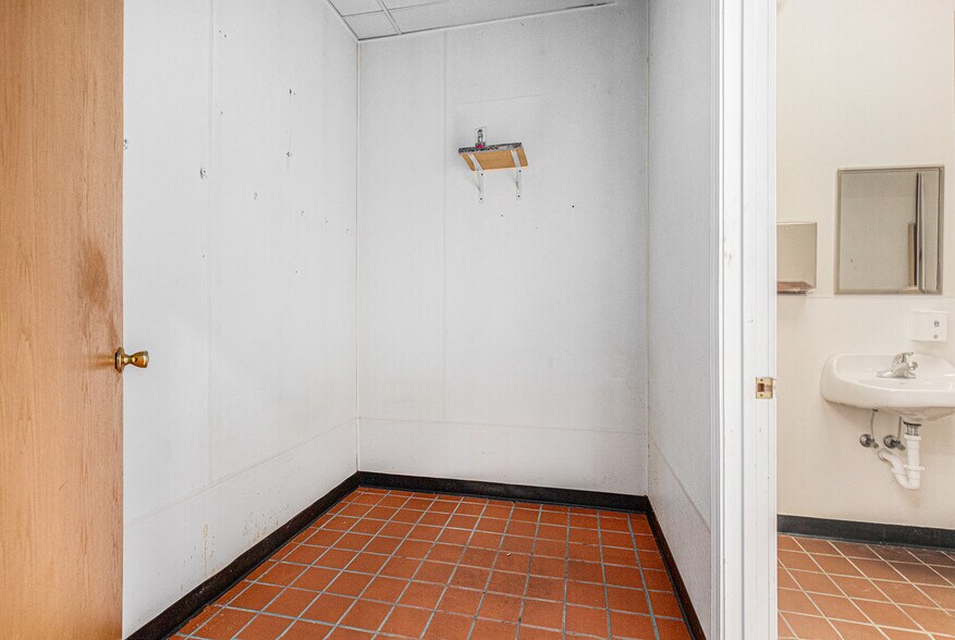 More Photos Of 2931 Niles Ave, Saint Joseph Flex For Sale