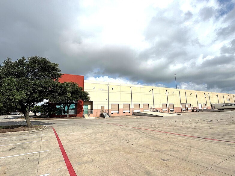 More Photos Of 3005-3031 Interstate Dr, San Antonio Unknown For Lease