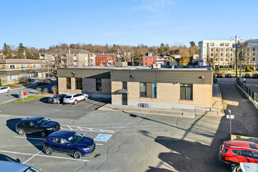 More Photos Of 84 Rue Court, Granby Medical For Sale