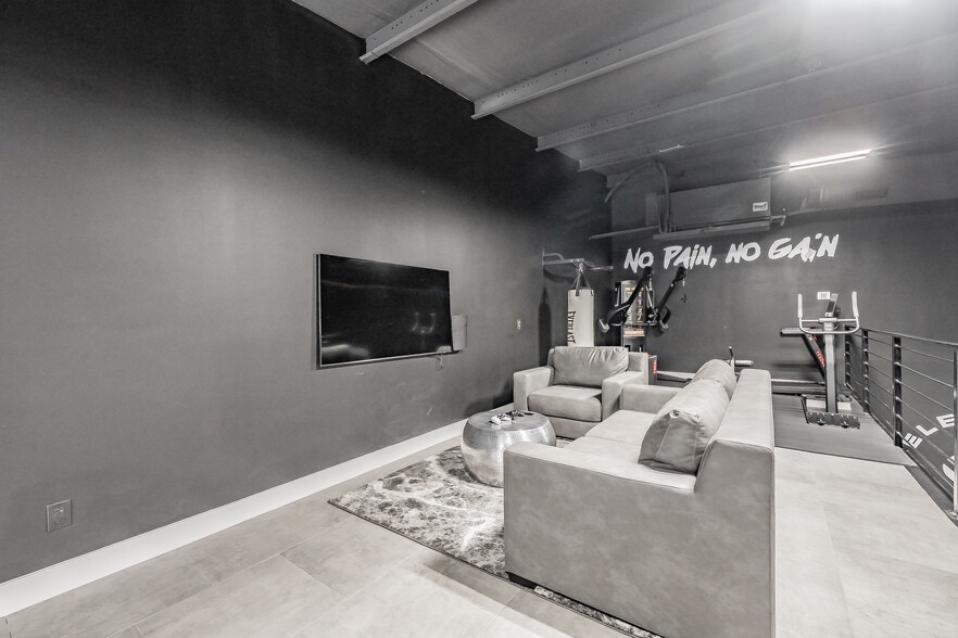 More Photos Of 13053 Harmon Rd, Fort Worth Warehouse For Sale