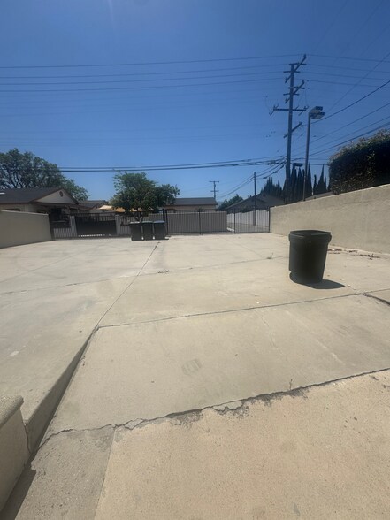 More Photos Of 910 W 6th St, Corona Storefront For Lease