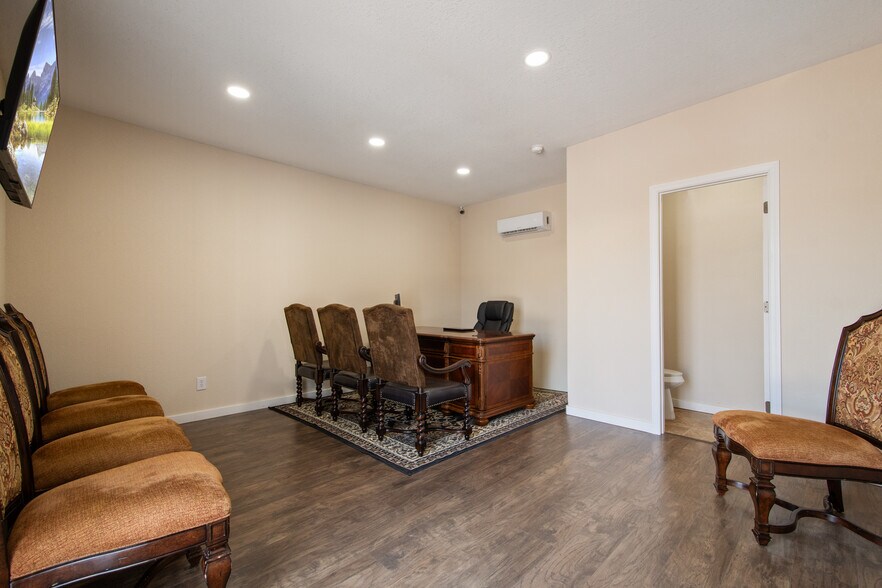 More Photos Of 7116 Rose Ave, Orlando Auto Dealership For Sale