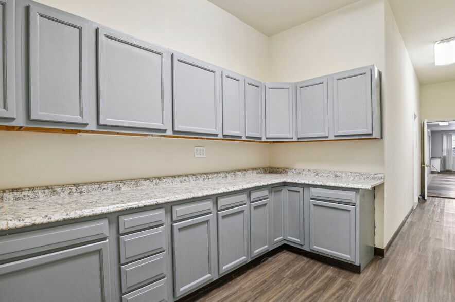 More Photos Of 308-314 W Basin Rd, New Castle Light Distribution For Lease