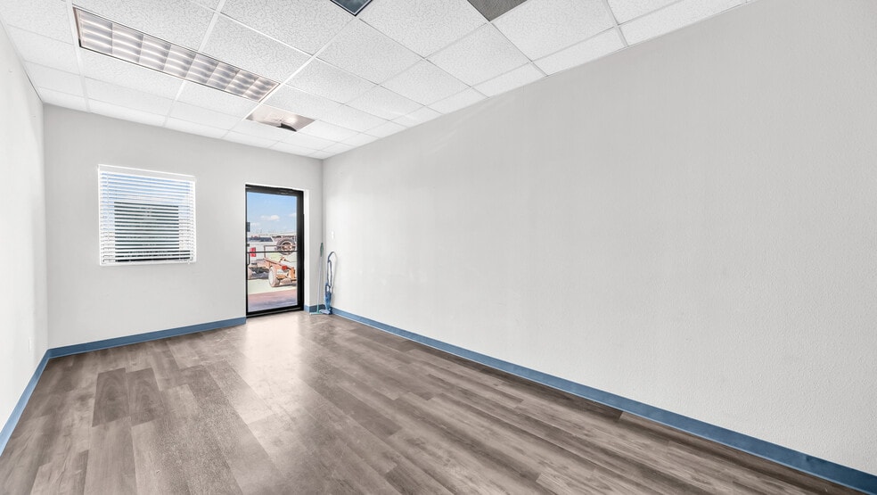 More Photos Of 118 Marble Ct, Aledo Showroom For Lease