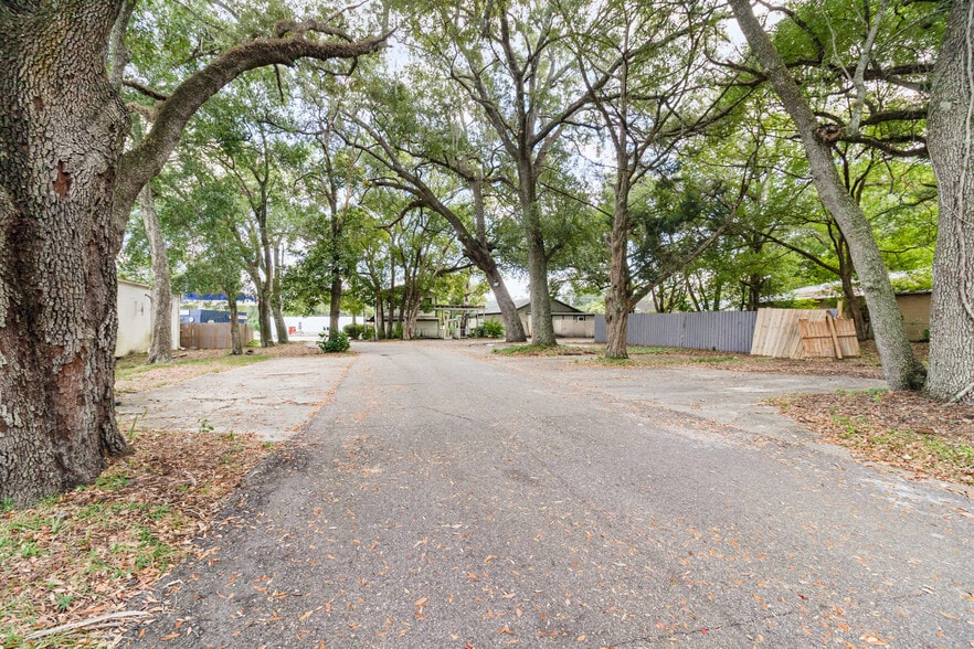 More Photos Of 2516 S Sanford Ave, Sanford Convenience Store For Sale
