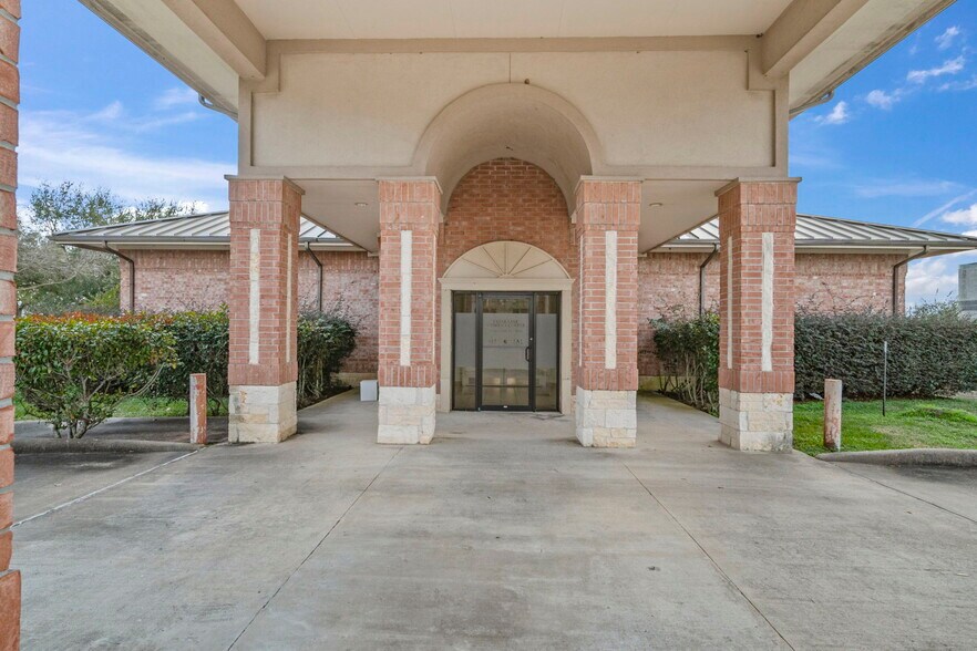 More Photos Of 26 Professional Park Dr, Webster Office For Sale