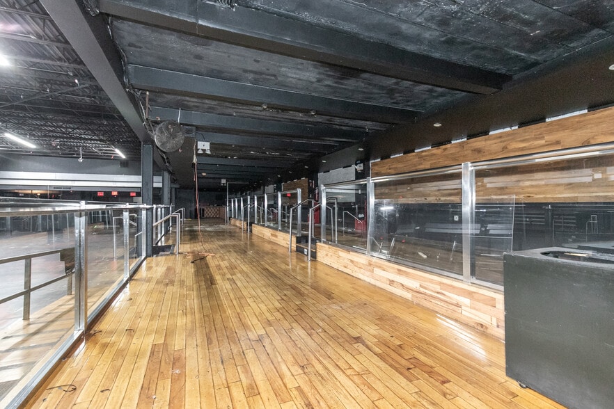 More Photos Of 56-15 Northern Blvd, Woodside Showroom For Sale