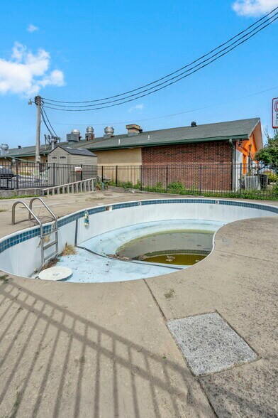 More Photos Of 1325 W Highway 76, Branson Hotel For Sale