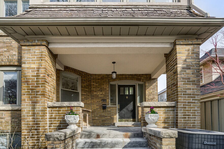 More Photos Of 4 Oriole Gdns, Toronto Apartments For Sale