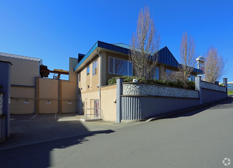 More Photos Of 491-495 Dupplin Rd, Saanich Freestanding For Sale