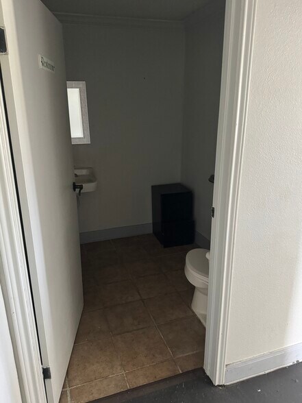 More Photos Of 418 Beauty Ln, Whitesboro Specialty For Lease