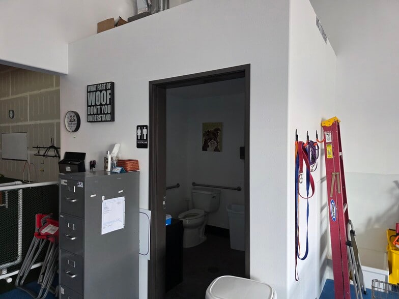 More Photos Of 2060 N Commercial Ave, Pasco Warehouse For Lease