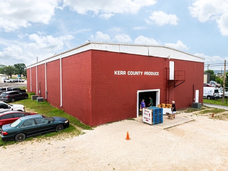 More Photos Of 1100 Water St, Kerrville Warehouse For Sale