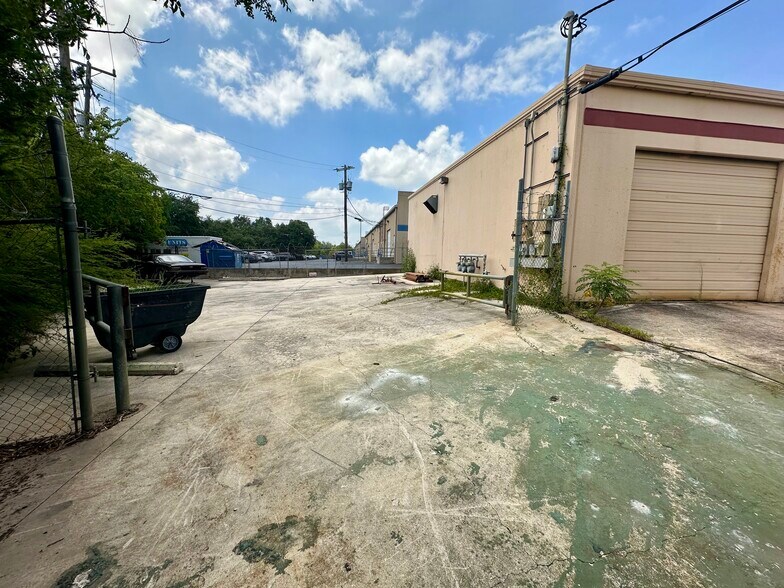 More Photos Of 4722 Shavano Oak, San Antonio Light Manufacturing For Sale