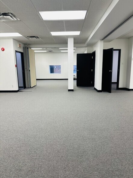 More Photos Of 272-278 Rue Sainte-Catherine E, Montréal Storefront Retail Office For Sale