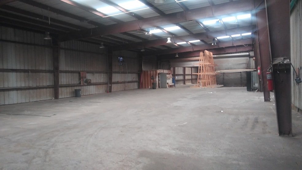 More Photos Of 5017 N Coolidge Dr, Tampa Warehouse For Sale