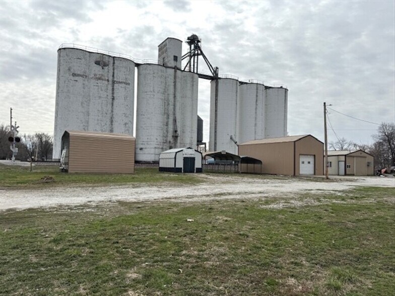 More Photos Of 315 E Maple St, Shelbina Industrial For Sale