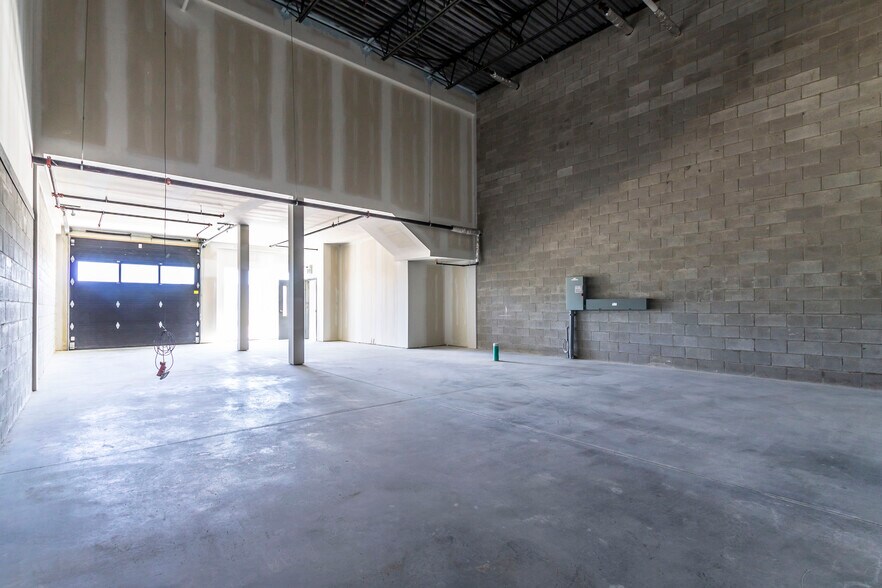 More Photos Of 585 Hanlon Creek Blvd, Guelph Showroom For Lease