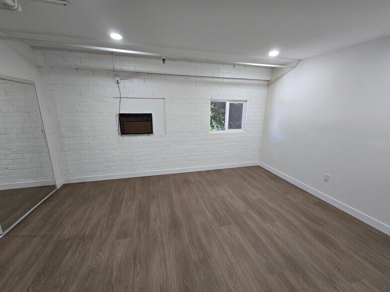 More Photos Of 3000 S Grand Ave, Los Angeles Warehouse For Lease