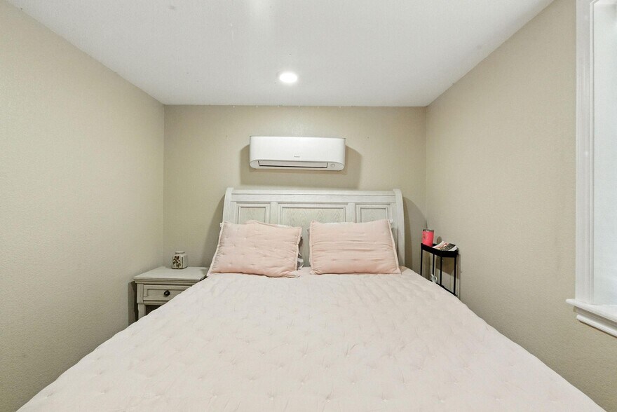 More Photos Of 104 Yuma Street, Lipan Warehouse For Sale