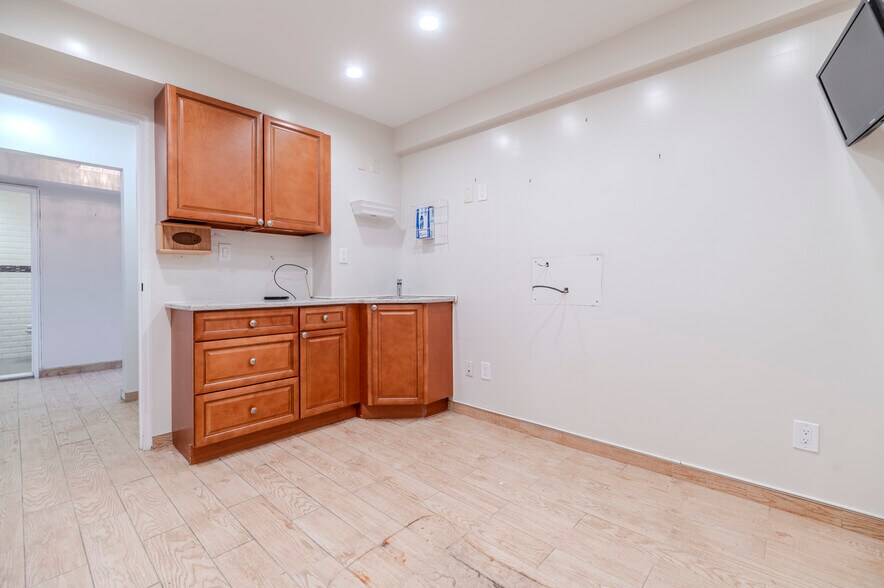 More Photos Of 3232 Francis Lewis Blvd, Flushing General Retail For Lease