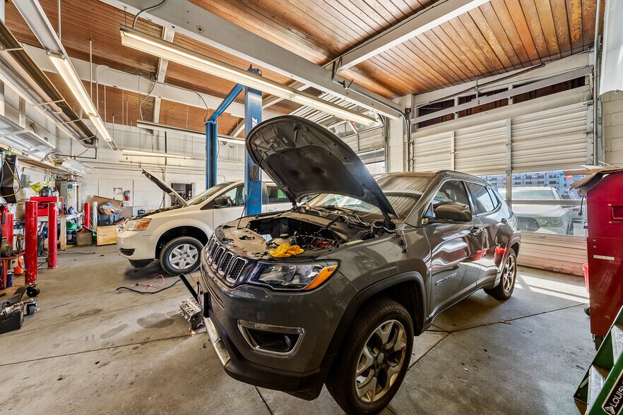 More Photos Of 348 N Riverside Ave, Medford Auto Repair For Lease