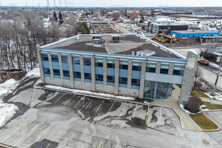 More Photos Of 13200 Boul Métropolitain E, Montréal Office For Sale