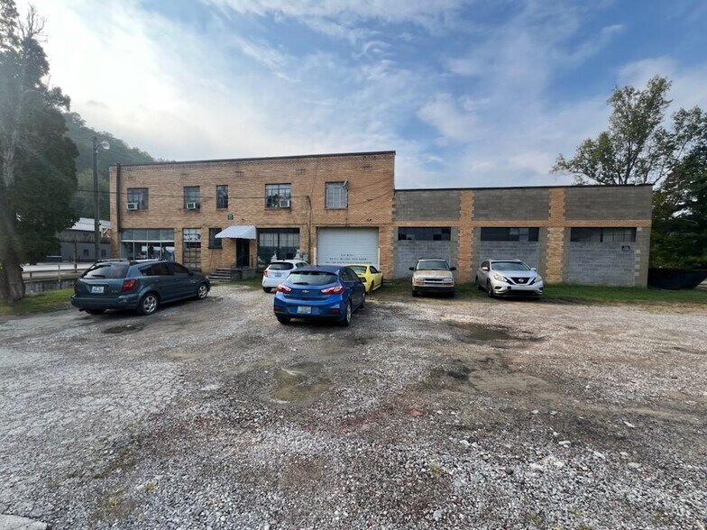 More Photos Of 2841 N Main St, Hazard Light Manufacturing For Sale
