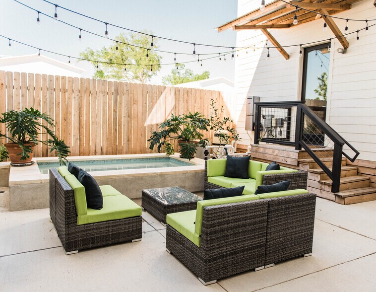 More Photos Of 1147 N Academy Ave, New Braunfels General Retail For Lease