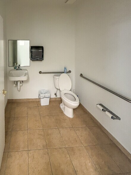 More Photos Of 1321 Ashley River Rd, Charleston Office For Lease