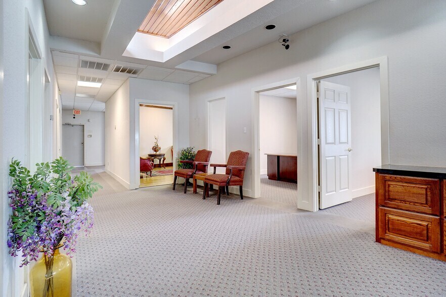 More Photos Of 1303 Northwest Hwy, Garland Office For Lease