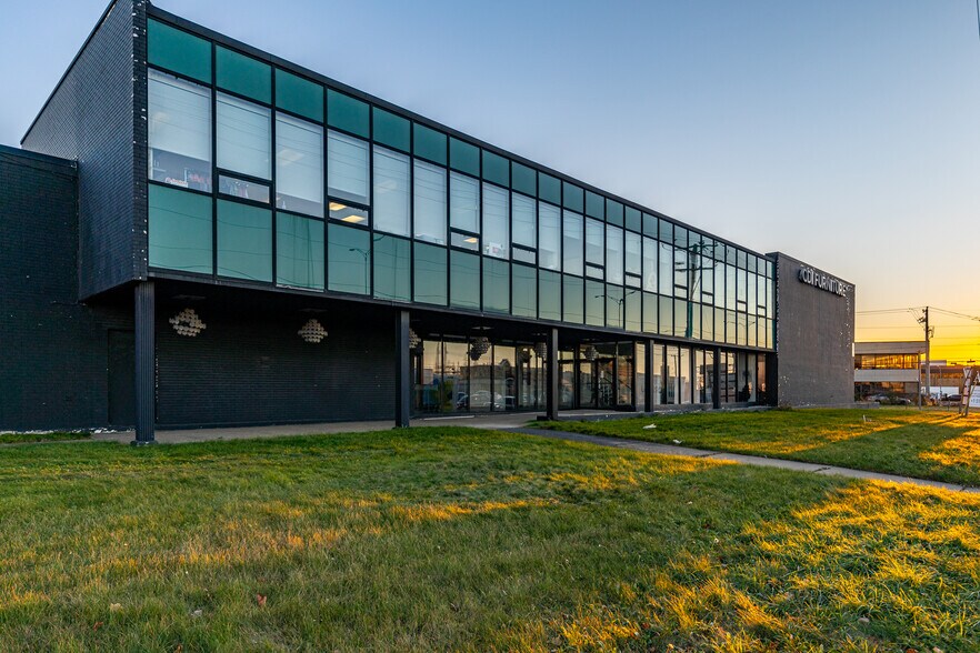 More Photos Of 5950 Ch De La Côte-De-Liesse, Mont-Royal Distribution For Sale