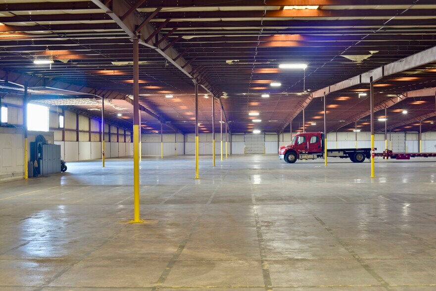 More Photos Of 847 W Main St, Lake City Warehouse For Lease