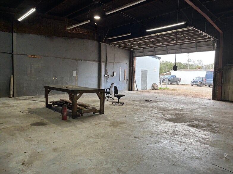 More Photos Of 1913 S Gordon St, Alvin Freestanding For Lease