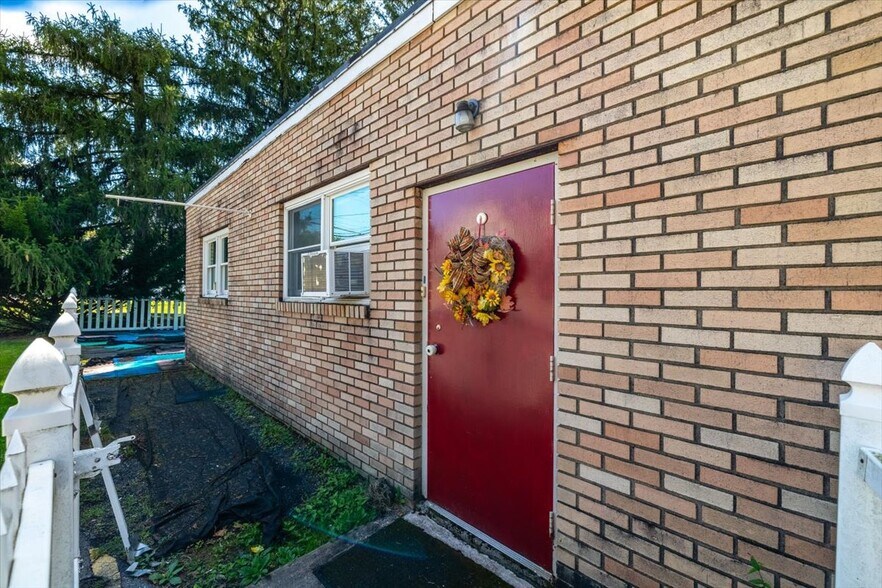 More Photos Of 2241 Ridge Rd, Bangor Flex For Sale