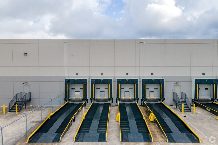 More Photos Of 4990 Eisenhauer Rd, San Antonio Distribution For Lease