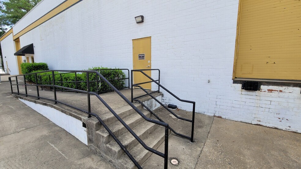 More Photos Of 826 Shannon Dr, Fayetteville Warehouse For Sale