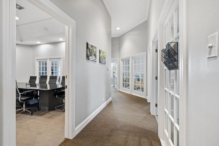 More Photos Of 611 W Jefferson St, Shorewood Medical For Lease