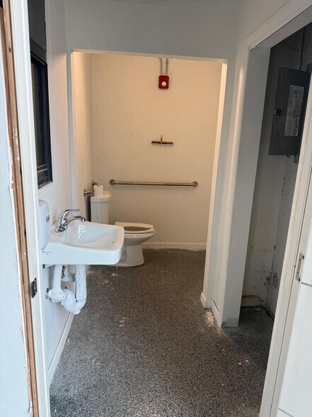 More Photos Of 205-209 NE 1st Ave, Hallandale Beach Flex For Lease